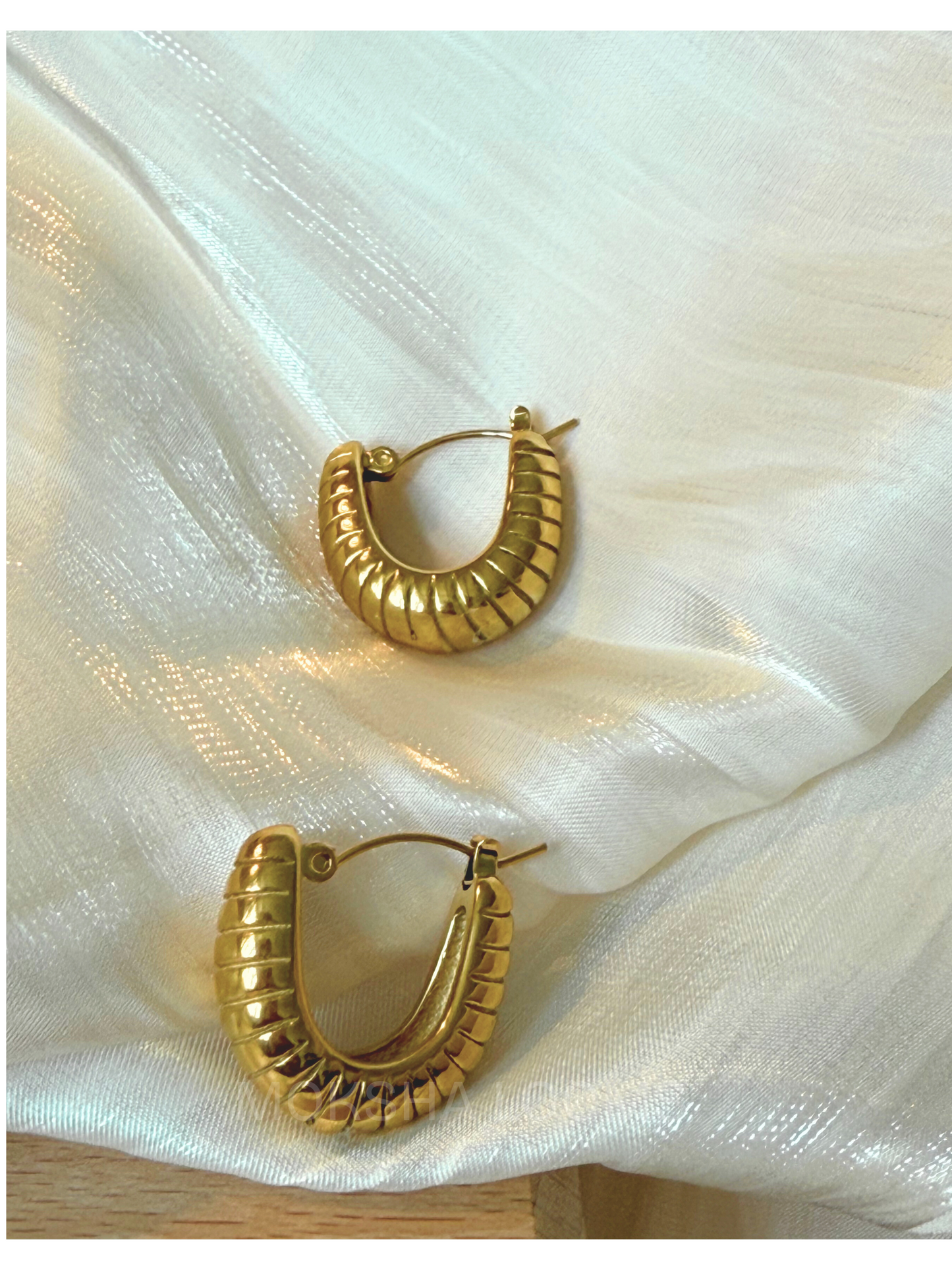 These gold plated earrings are perfect for everyday wear. With their hypoallergenic material, they are suitable for those with sensitive skin. Plus, they are water resistant, making them durable and long-lasting. Gold plated earring