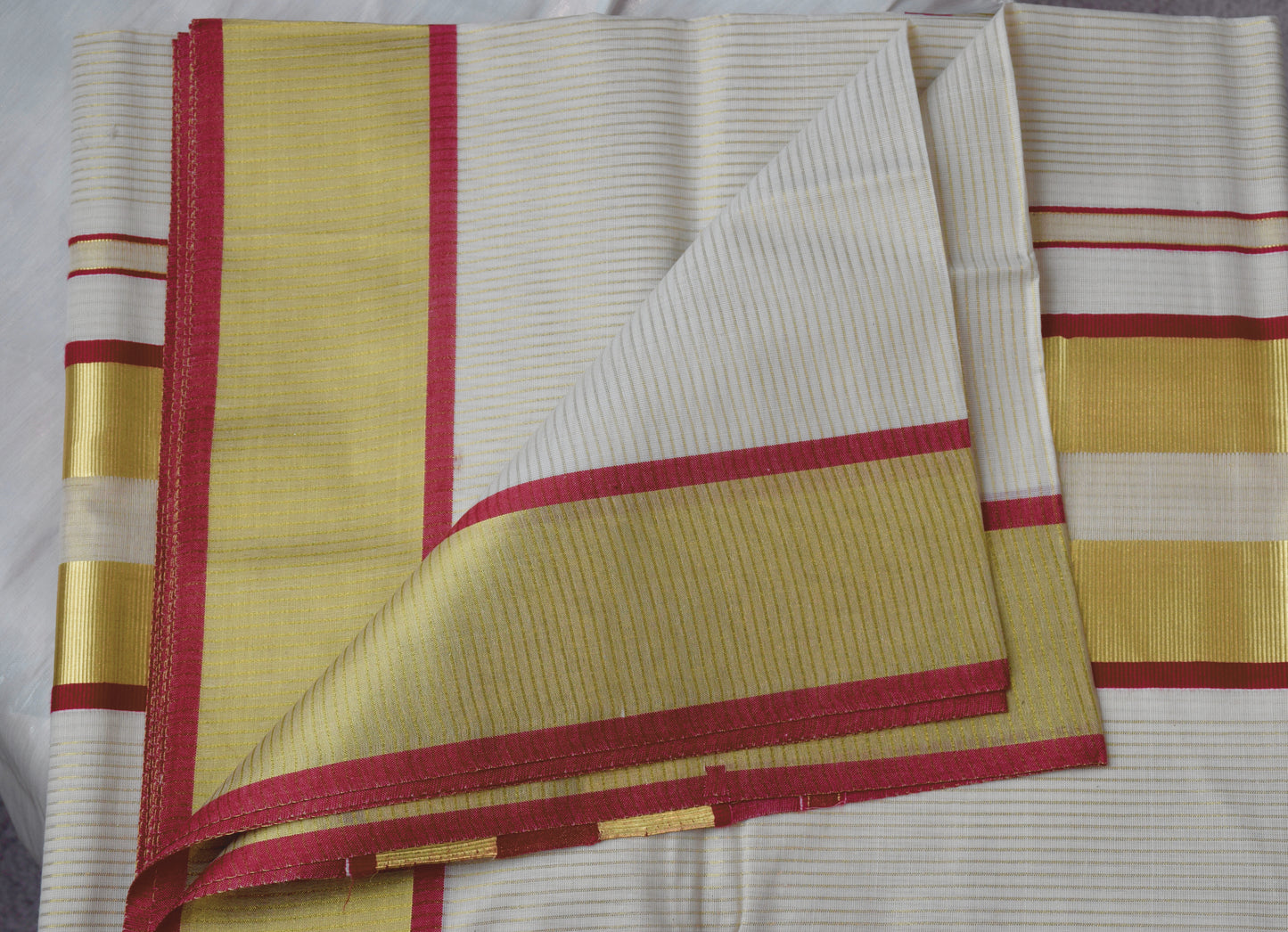 This Kerala Onam saree showcases traditional kasavu craftsmanship with striking red accents, reflecting the cultural essence of Kerala’s Onam festival. 