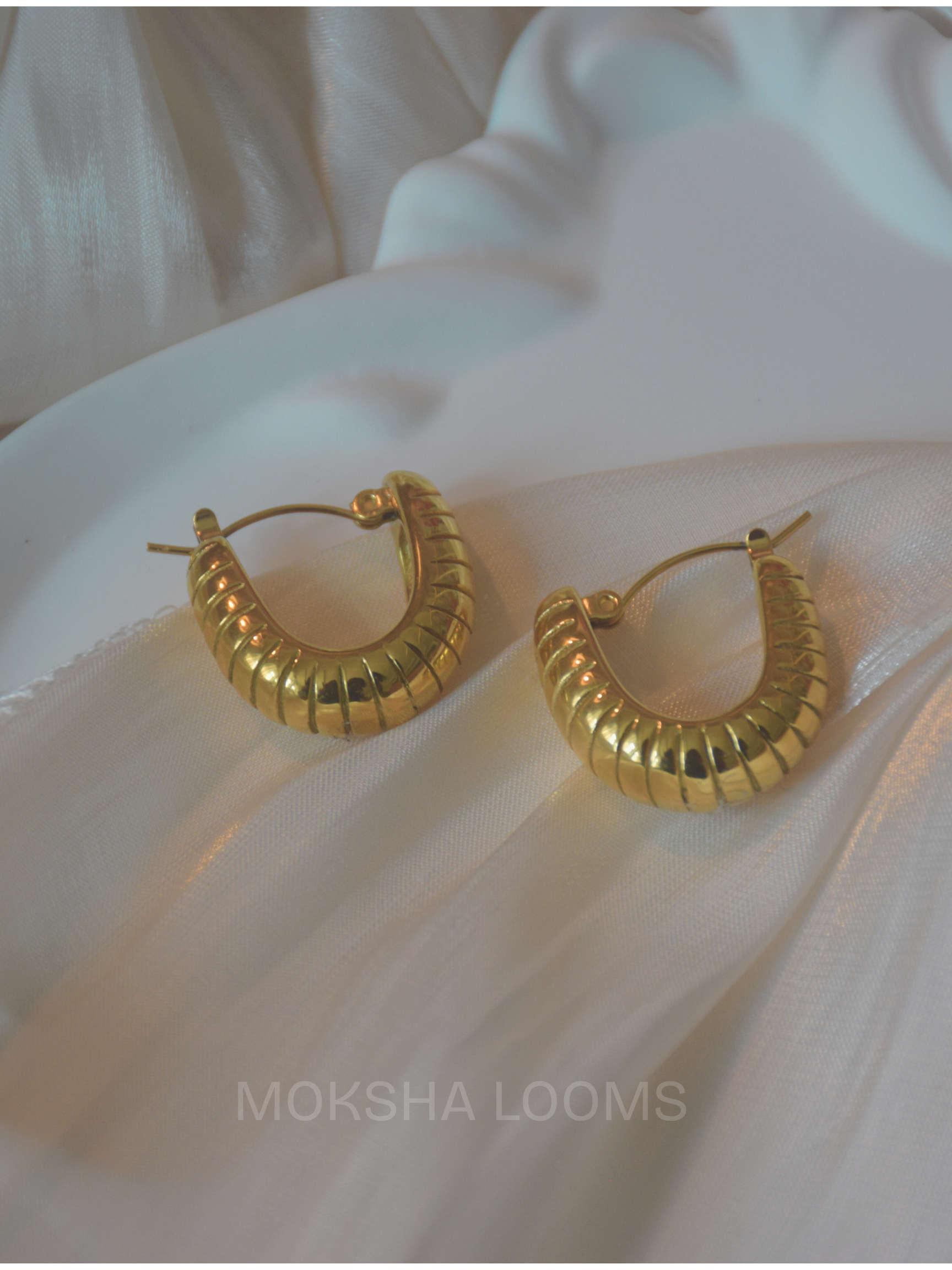 These gold plated earrings are perfect for everyday wear. With their hypoallergenic material, they are suitable for those with sensitive skin. Plus, they are water resistant, making them durable and long-lasting. Gold plated earring

 