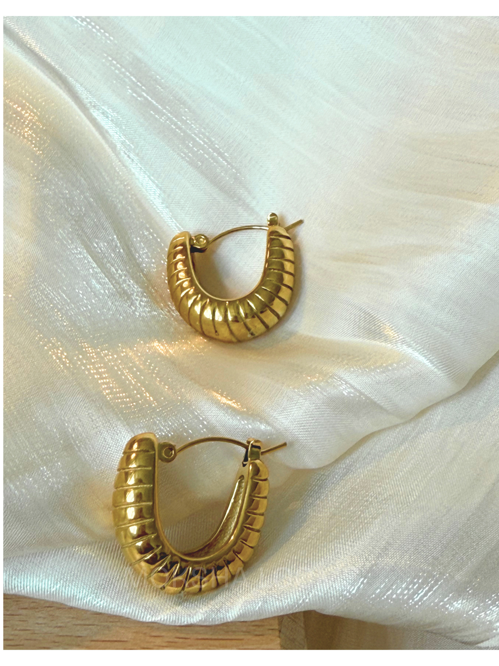 These gold plated earrings are perfect for everyday wear. With their hypoallergenic material, they are suitable for those with sensitive skin. Plus, they are water resistant, making them durable and long-lasting. Gold plated earring

 